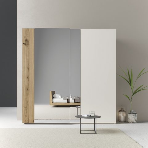 Armario y reflejo en el espejo nueva cama PILLOW