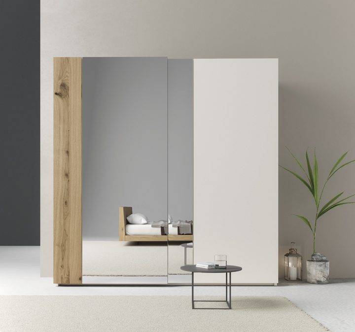 Armario y reflejo en el espejo nueva cama PILLOW